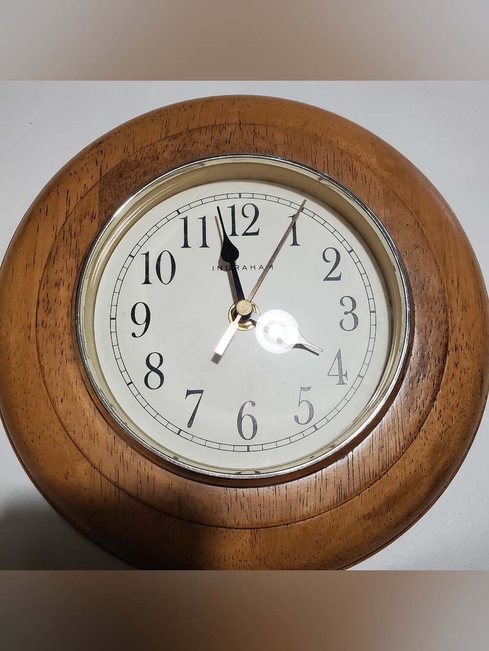 VINTAGE INGRAHAM QUARTZ WALL CLOCK. WOOD ROUND. EXCELLENT COND. MODERN